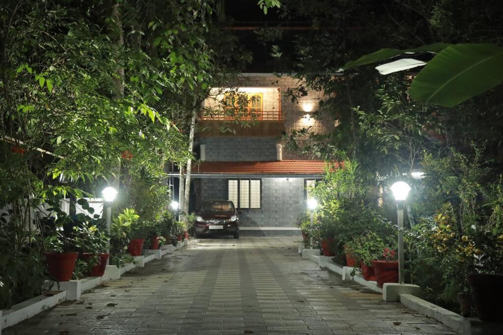 Anandam Stays - Premium 3Bhk Plush Homestay, Vaikom Near Kumarakom ภายนอก รูปภาพ